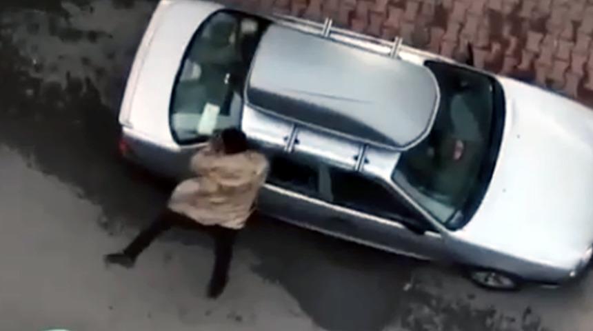 Eski kız arkadaşının evlendiğini öğrenince, yoldaki otomobillerin camını kırdı