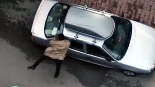 Eski kız arkadaşının evlendiğini öğrenince, yoldaki otomobillerin camını kırdı