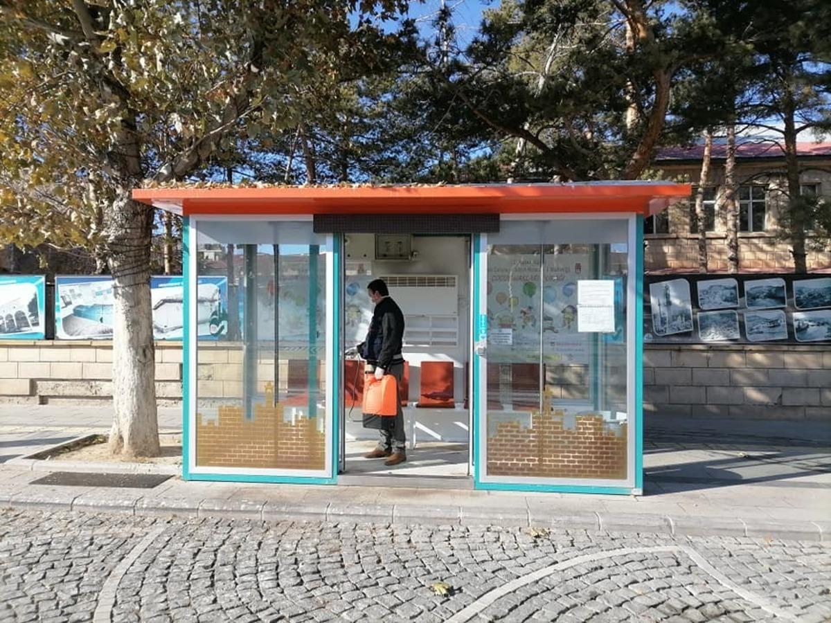 Bayburt&rsquo;ta belediye ekiplerince toplu kullanım alanlarında dezenfekte &ccedil;alışması yapıldı