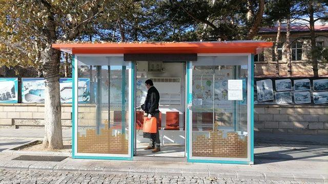 Bayburt’ta belediye ekiplerince toplu kullanım alanlarında dezenfekte çalışması yapıldı