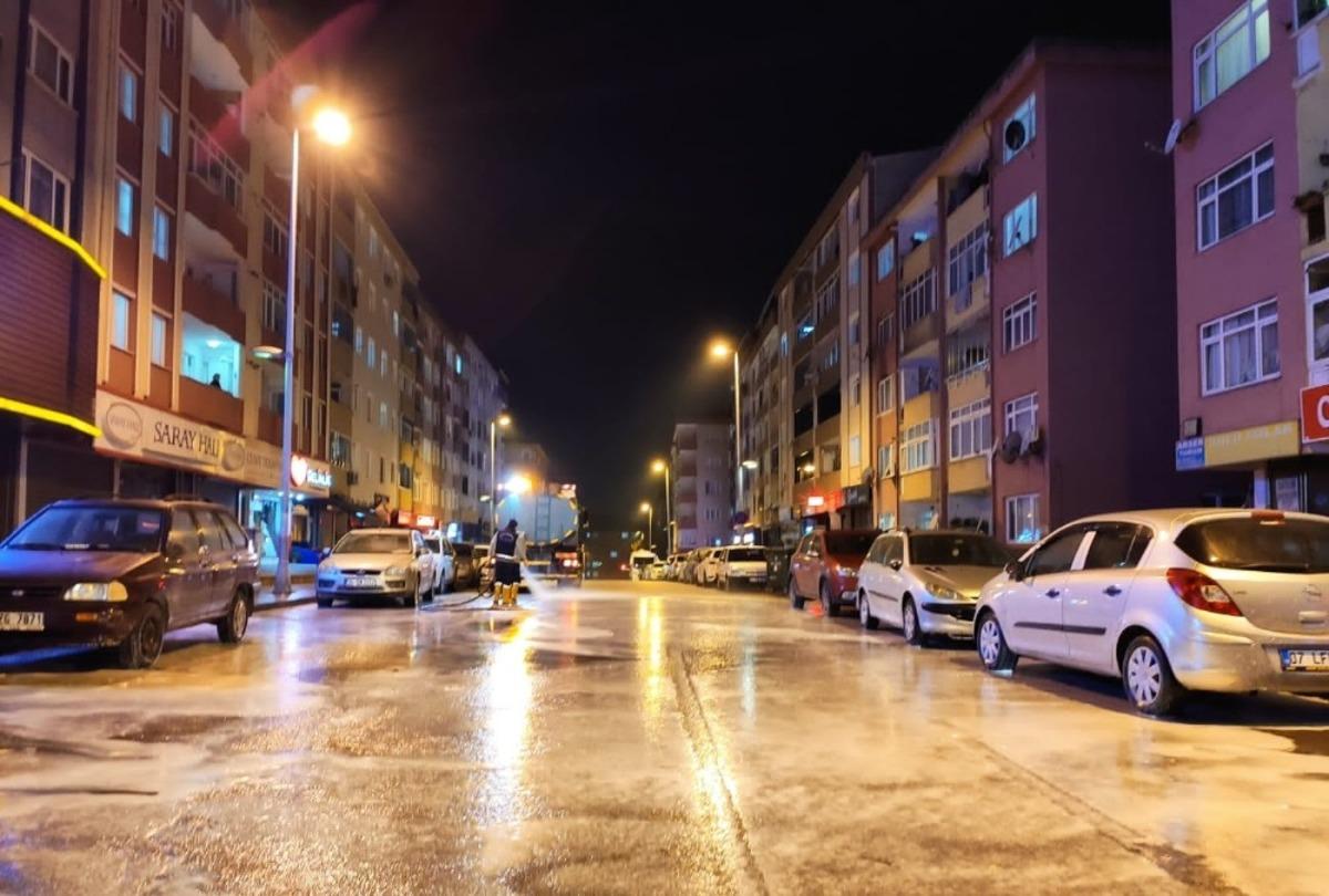 Gebze sokağa &ccedil;ıkma kısıtlamasında dezenfekte edildi