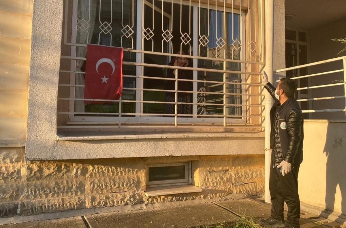 Kartepe&rsquo;de evinden &ccedil;ıkamayan vatandaşların ihtiya&ccedil;larına koşuluyor