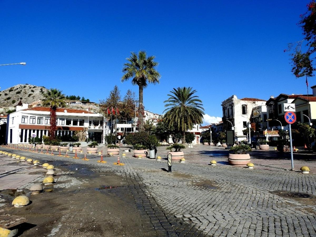 &Ccedil;eşme&rsquo;de yazlık evler dolu, sokaklar boş