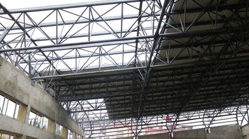 Gebze&rsquo;deki y&uuml;zme havuzunda &ccedil;atı montajı yapılıyor