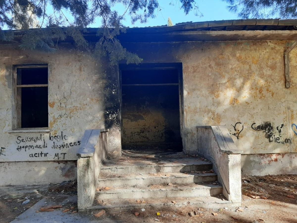 Ayvalık&rsquo;ta metruk okul binasında &ccedil;ıkan yangın s&ouml;nd&uuml;r&uuml;ld&uuml;