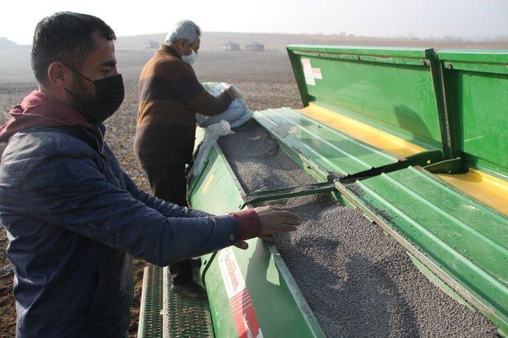 Kısıtlamadan muaf olan çiftçiler tarlada G3