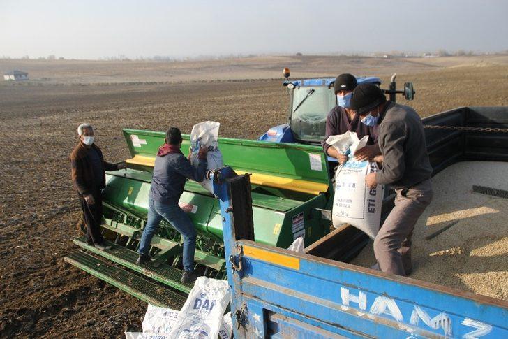 Kısıtlamadan muaf olan çiftçiler tarlada G4