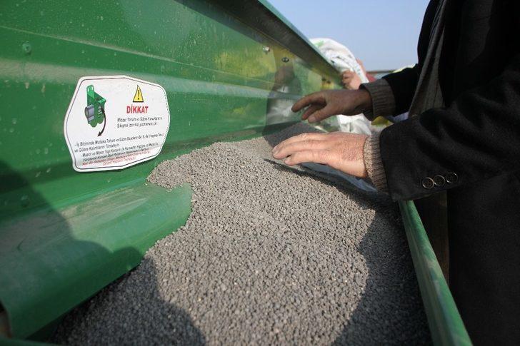 Kısıtlamadan muaf olan çiftçiler tarlada G5