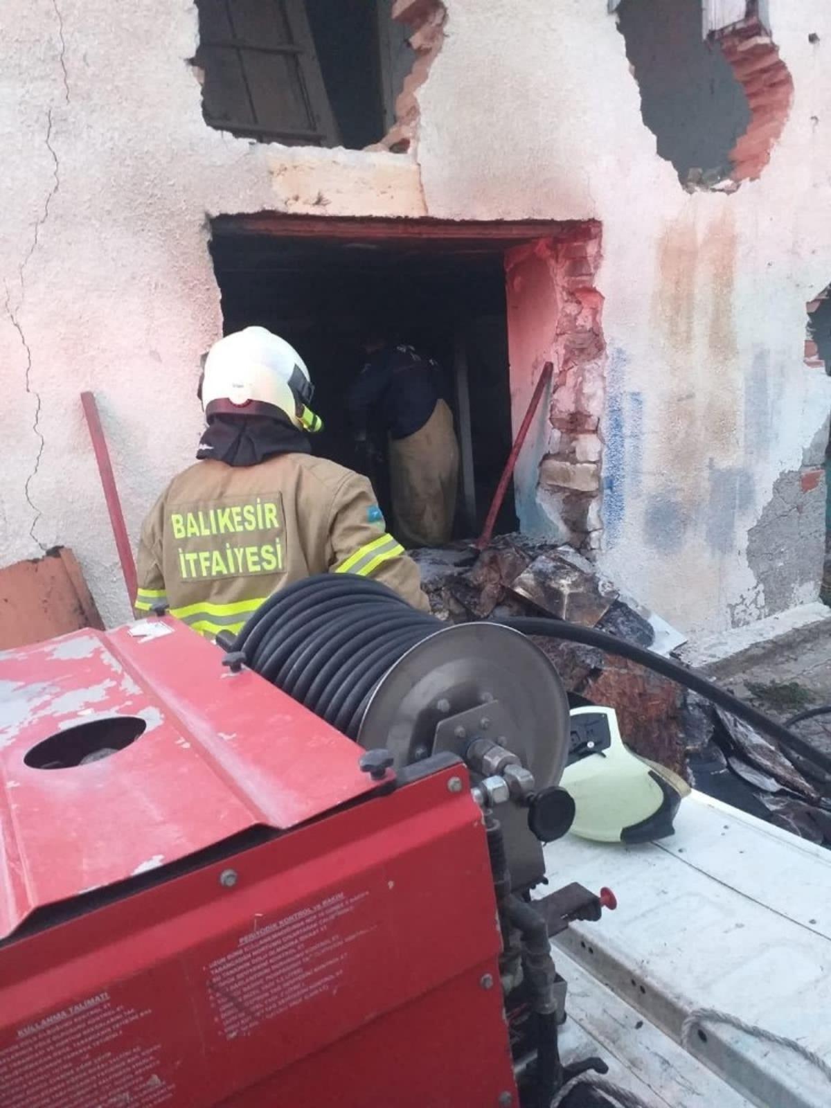 Ayvalık&rsquo;ta metruk binadaki yangın s&ouml;nd&uuml;r&uuml;ld&uuml;