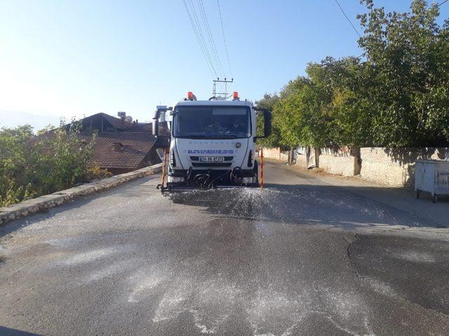 Malatya’da cadde ve sokaklar ilaçlı sularla yıkanıyor