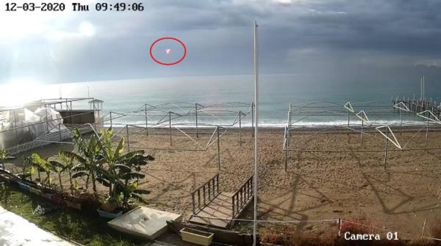 Antalya'da deniz üzerinde görülen cisim heyecanlandırdı