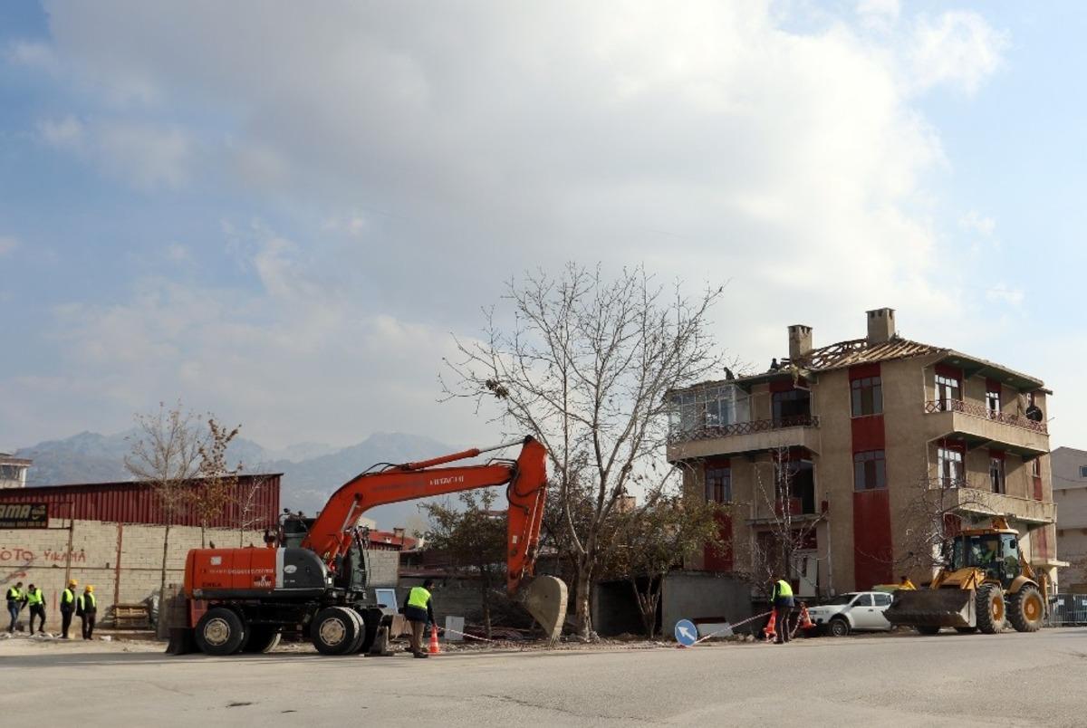 Şerefiye Caddesi&rsquo;ndeki kavşak d&uuml;zenlemesine başlandı