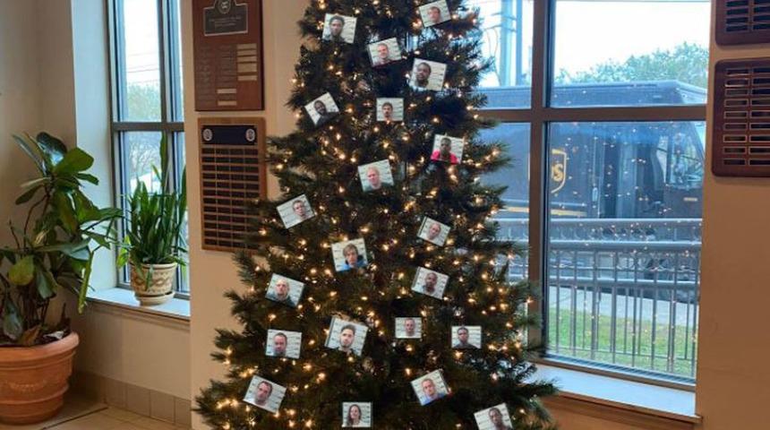 ABD’de suçluların fotoğraflarıyla süslenen Noel ağacına tepki yağdı