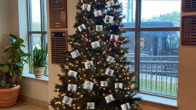 ABD’de suçluların fotoğraflarıyla süslenen Noel ağacına tepki yağdı