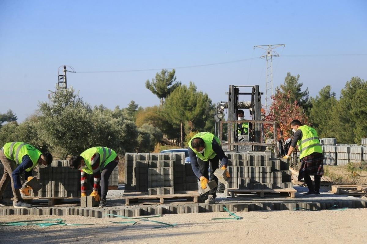 Pamukkale&rsquo;nin mahallelerinde kilit parke taşı d&ouml;şeme atağı s&uuml;r&uuml;yor