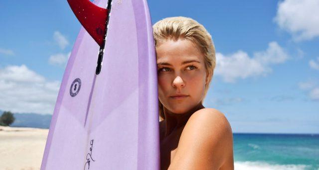 Sörfçü Felicity Palmateer çırılçıplak soyundu ve dalgalara meydan okudu