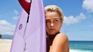 Sörfçü Felicity Palmateer çırılçıplak soyundu ve dalgalara meydan okudu