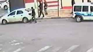 Zihinsel engelli kişi, polis aracını tekmeleyip memura yumruk attı