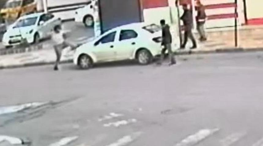 Zihinsel engelli kişi, polis aracını tekmeleyip memura yumruk attı