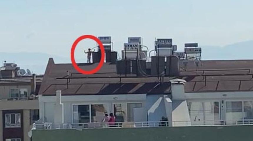 5 katlı binanın çatısında korkutan oyun