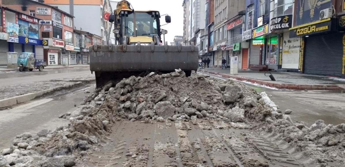 Y&uuml;ksekova&rsquo;da kar temizleme &ccedil;alışması