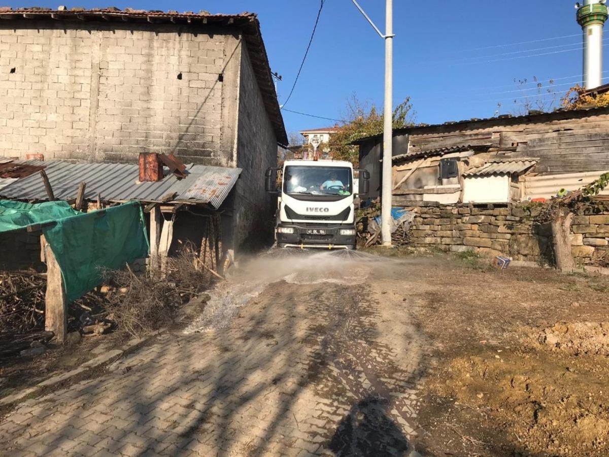 İzmit&rsquo;te sokağa &ccedil;ıkma kısıtlamasında dezenfeksiyon &ccedil;alışması yapılıyor