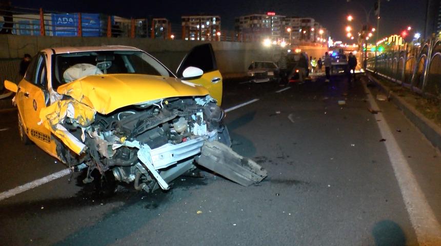 Diyarbakır'da kazaya m&uuml;dahale eden polise otomobil &ccedil;arptı: 1'i polis 5 yaralı