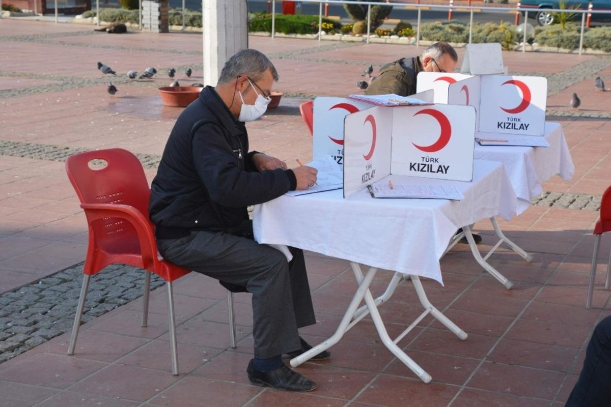 T&uuml;rk Kızılayı Aliağa&rsquo;da kan bağışı topluyor
