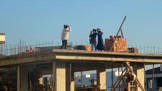 Sultanbeyli'de gençlerin çatıda fotoğraf aşkı yürekleri ağza getirdi