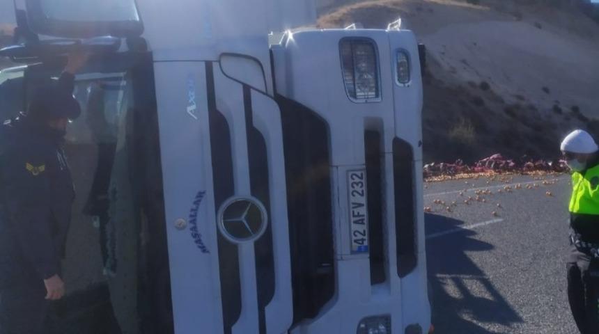 Yeşilhisar&rsquo;da mandalina y&uuml;kl&uuml; kamyon devrildi