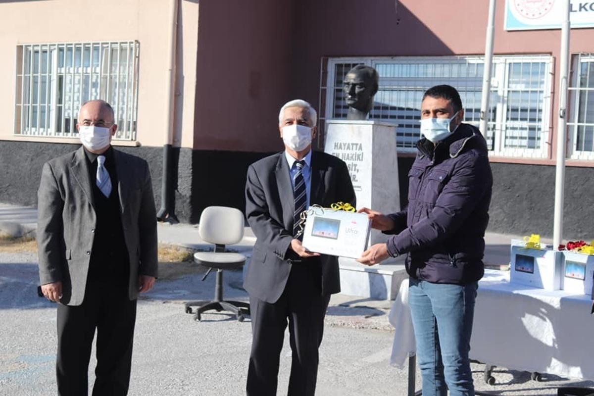 Hayırseverden 25 &ouml;ğrenciye tablet bilgisayar desteği