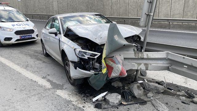(Özel) TEM Otoyolu’nda otomobil bariyerlere ok gibi saplandı