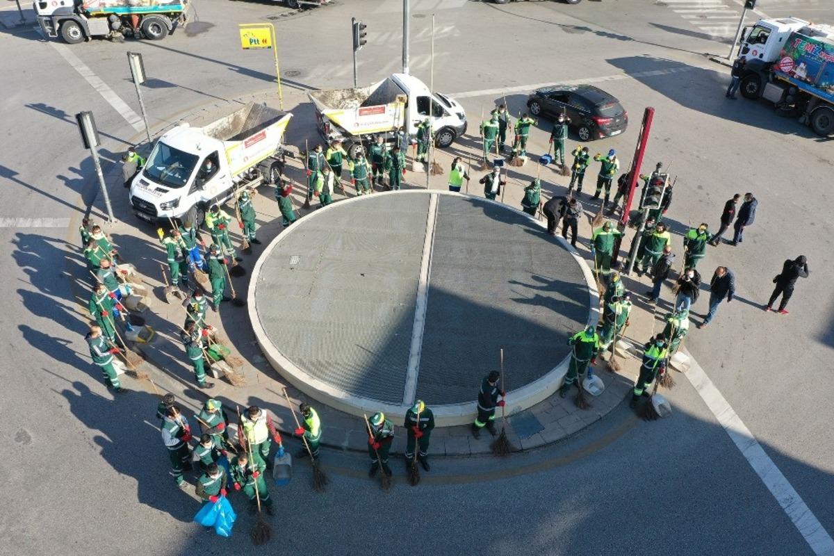 Sokağa &ccedil;ıkma kısıtlaması temizliğe &ccedil;evrildi