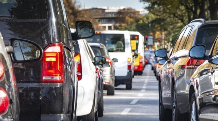 Yol isteyen jandarmaya silah gösterince gözaltına alındı