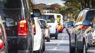 Yol isteyen jandarmaya silah gösterince gözaltına alındı