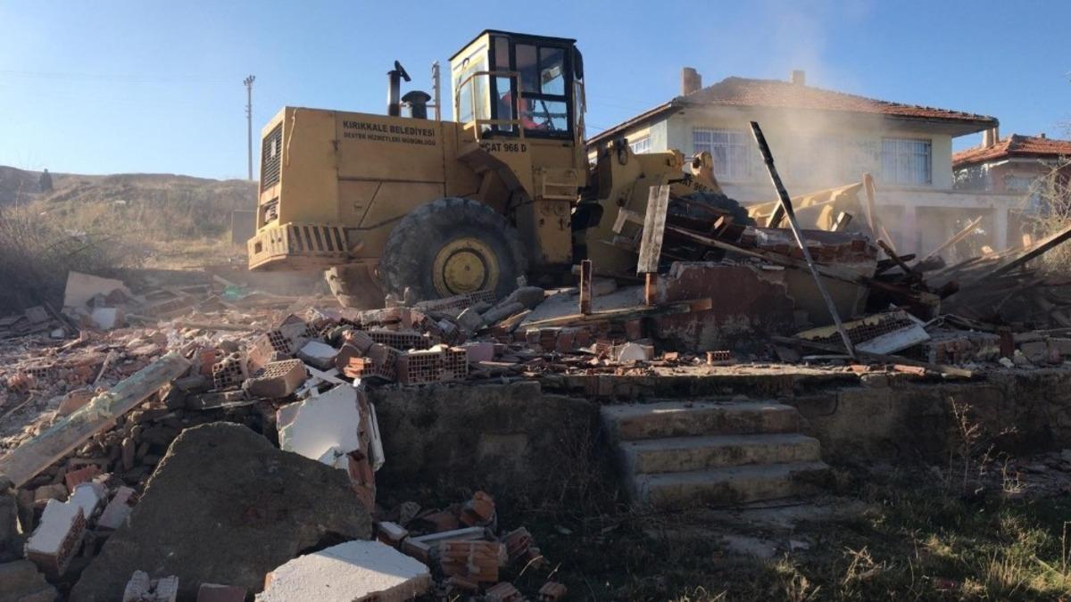 Kırıkkale&rsquo;de riskli binalar yıkılıyor