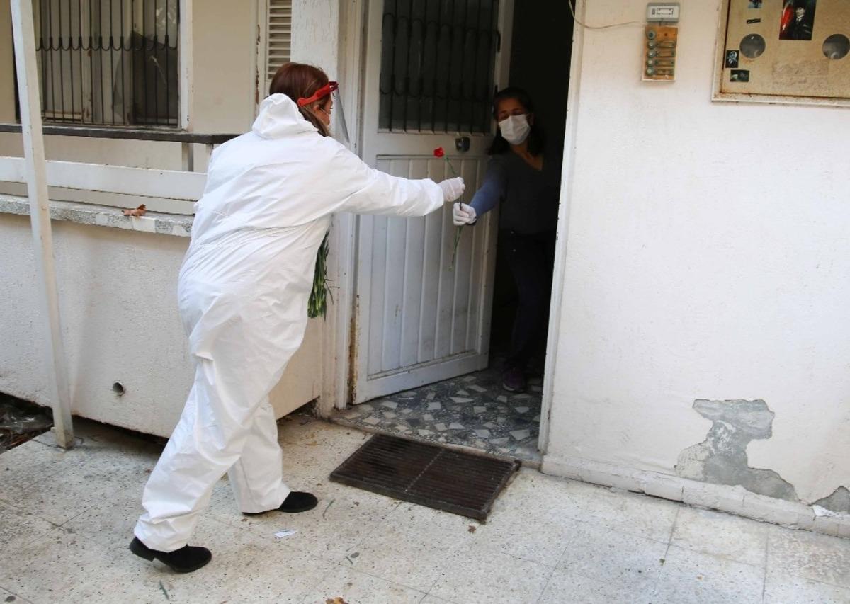Karantinadaki vatandaşa yemek, sağlık personeline &uuml;cretsiz ulaşım