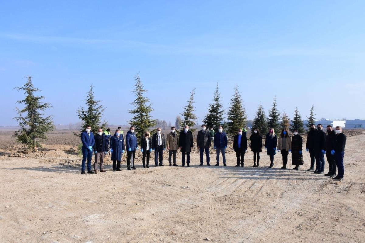 OSB Mesleki ve Teknik Lisesi&rsquo;nde fidan dikimi ger&ccedil;ekleşti