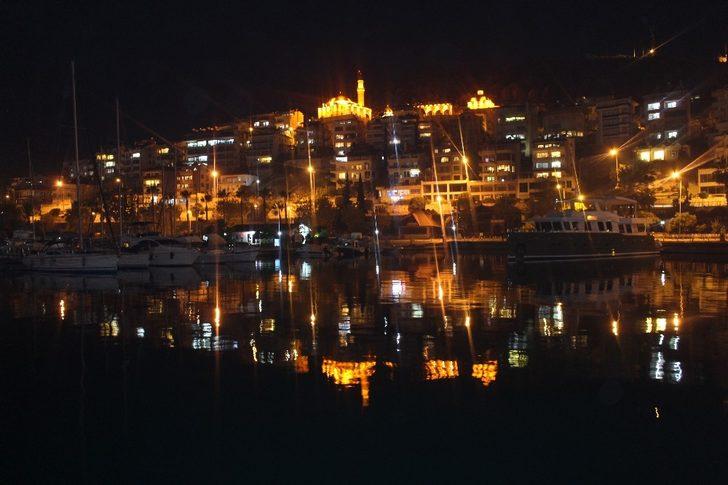 Finike Eroğlu Nuri Cami, amber rengi ile aydınlatıldı G2