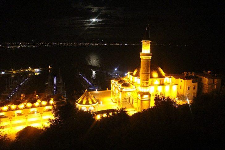 Finike Eroğlu Nuri Cami, amber rengi ile aydınlatıldı G3