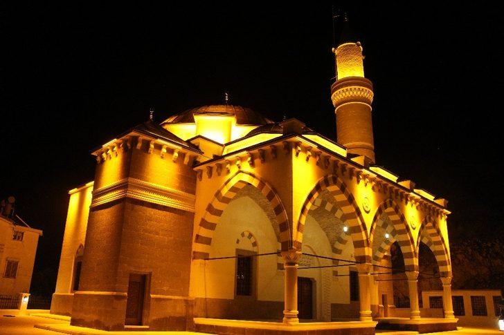 Finike Eroğlu Nuri Cami, amber rengi ile aydınlatıldı G4