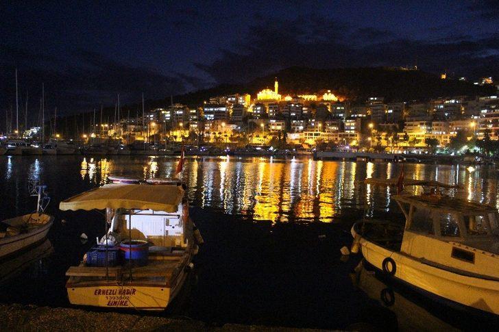 Finike Eroğlu Nuri Cami, amber rengi ile aydınlatıldı G5