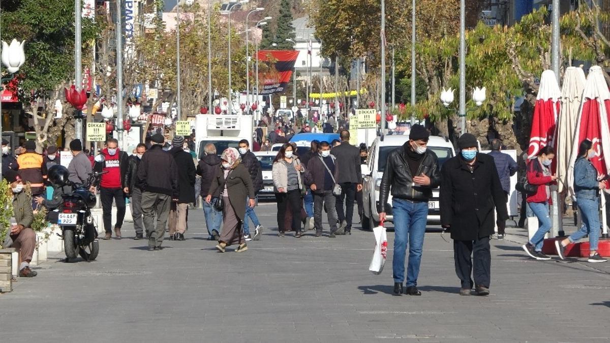 Kısıtlama sonrasında Uşak&rsquo;ta sosyal mesafe yok sayıldı