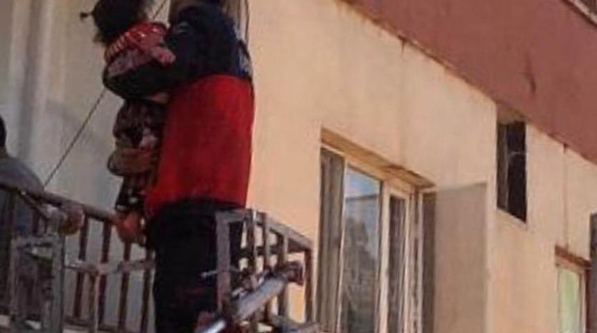 Mahsur kalan &ccedil;ocuk kurtarıldı