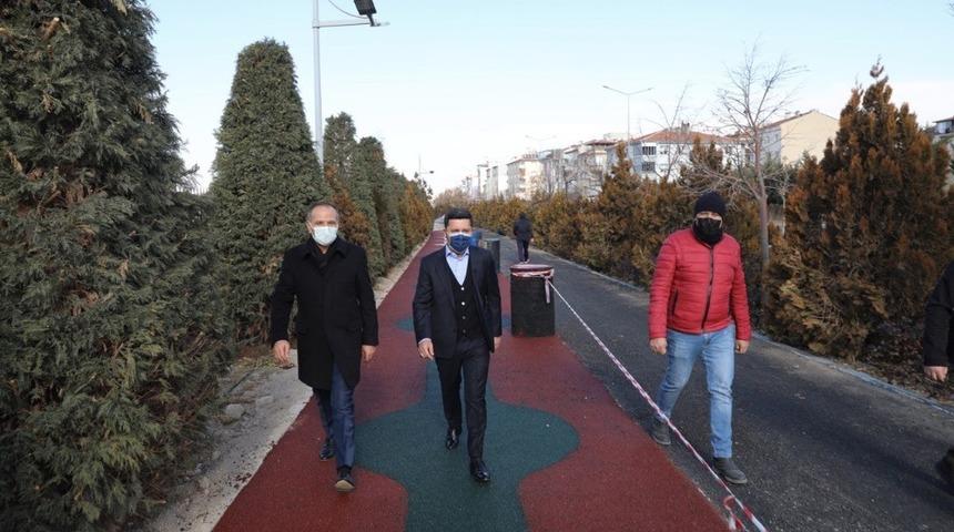 Başkan Arı, bisiklet ve y&uuml;r&uuml;y&uuml;ş yolunda incelemelerde bulundu