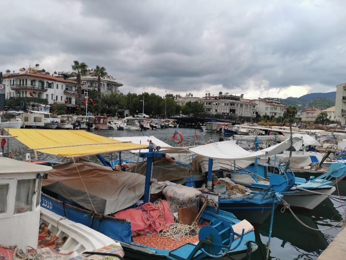 Marmarisli Balık&ccedil;ılar  sağanak yağış ve fırtına uyarısına karşı teknelerini sağlama aldılar