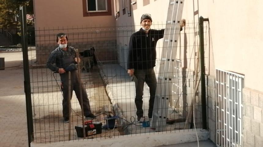 Okullardaki &ccedil;alışmalar pandemiye rağmen s&uuml;r&uuml;yor