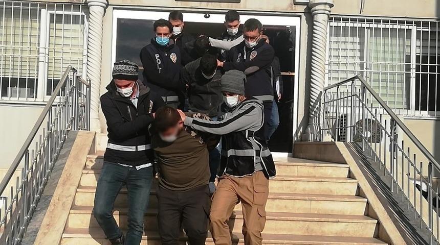 Otomobili kundaklayan ş&uuml;phelilerden ikisi tutuklandı