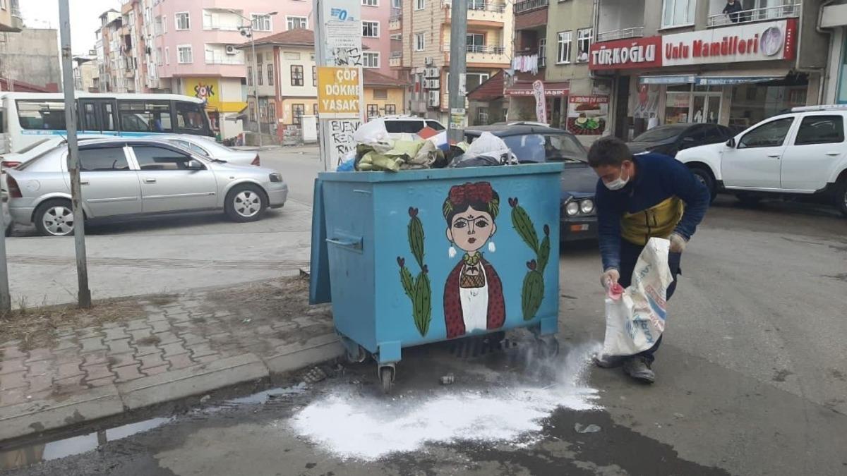 &Ccedil;&ouml;p konteynerleri vir&uuml;s tehlikesine karşı ila&ccedil;lanıyor