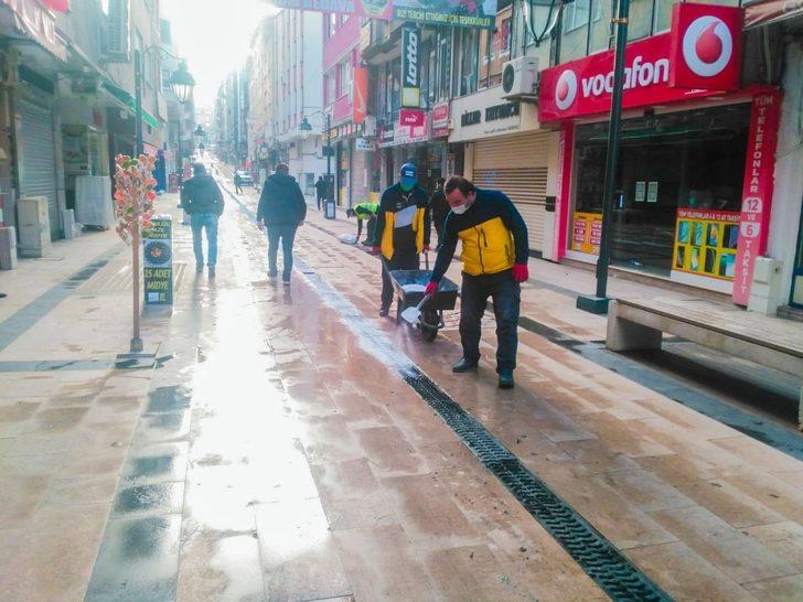 Çöp konteynerleri virüs tehlikesine karşı ilaçlanıyor G3